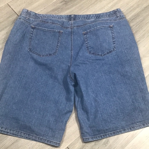 Charter Club Comfort Waist Denim Bermuda Shorts.    Size 22W - Picture 2 of 5